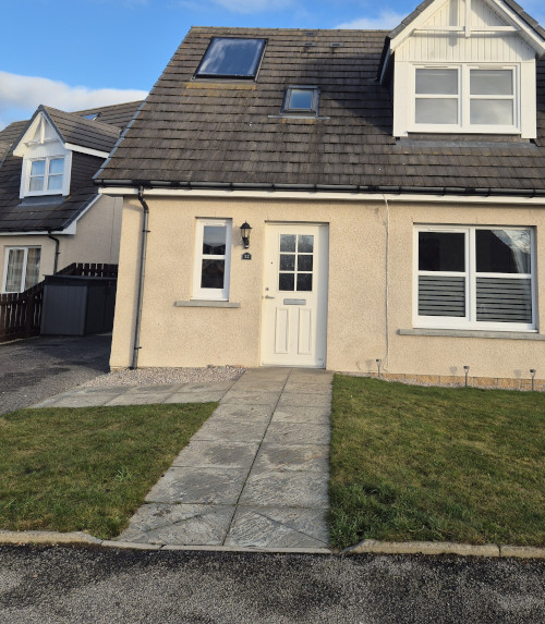 Front of the house at 32 Main Street in Sauchen with grass, path leading to the front door and driveway on the side